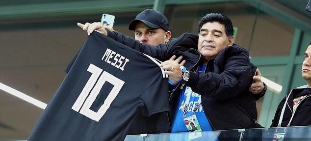 Maradona pitää Messi- pelipaita